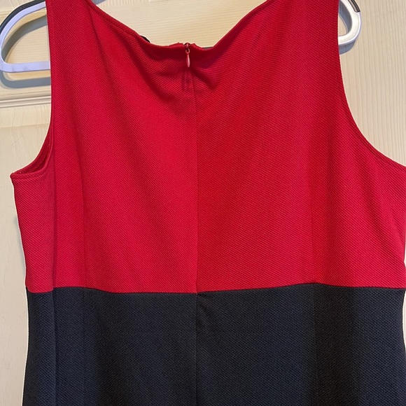 Red on black - Picture 2 of 3